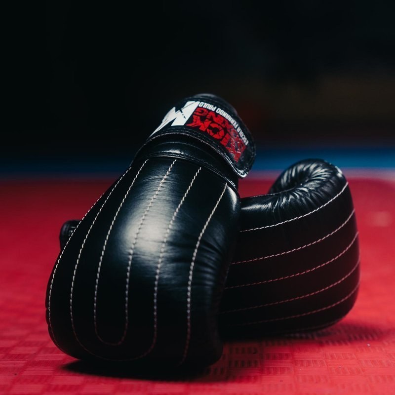 Luvas de Saco em Pele AKFP — Equipamento e Vestuário Oficial da Escola de Kickboxing Fernando Paulo (AKFP)